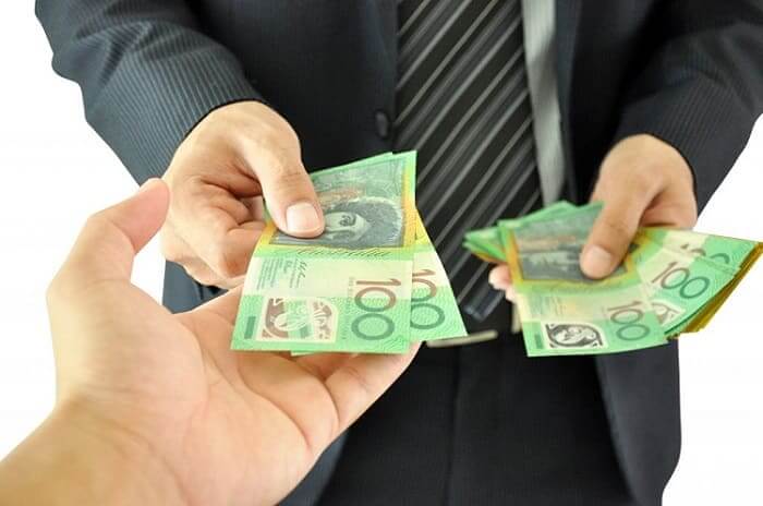 man holding cash approving small cash loans